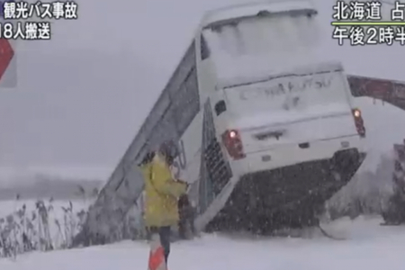 Yaponiyada içərisində 34 turistin olduğu avtobus aşıb