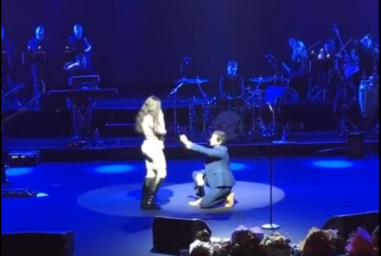Eminin Bakıdakı konsertində maraqlı anlar – Sevgilisinə evlənmə təklif etdi – VİDEO