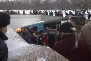 Moskvada avtobus metro keçidində gözləyən insanları vurub, 5 nəfər ölüb, 15 nəfər yaralanıb -VİDEO