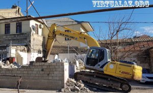 Bakının “Çuxur məhəlləsində” söküntü: “Deyirlər ki, köçməsəniz zorla köçürəcəyik…”