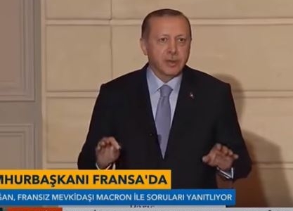 Ərdoğan franıszz qəzetçiyə təpindi: “Sən FETÖ ağzıyla danışırsan”- VİDEO