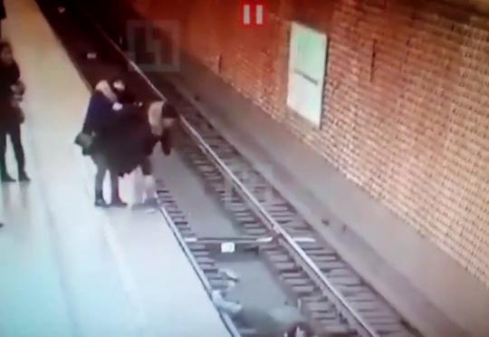 Metroda kişi qadını qatarın altına itələdi – VİDEO (18+)