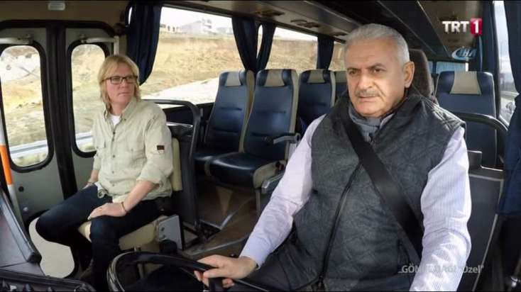 Avtobus sürən baş nazir: Köhnə günlər üçün darıxıram – VİDEO