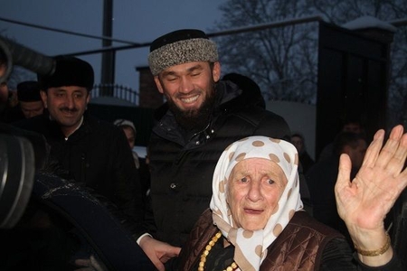 Kadırov 104 yaşlı Mədinə Əliyevaya ev bağışladı