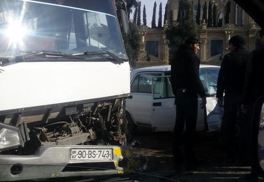 Bakıda avtobus qəzaya uğradı – FOTO