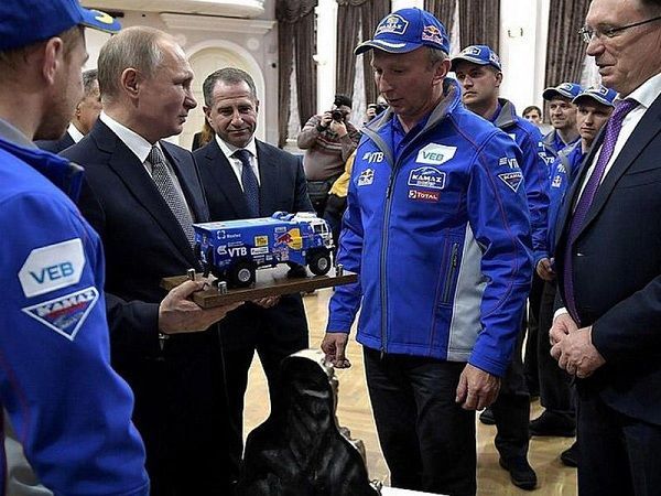 Putinə “KamAZ” bağışladılar – VİDEO