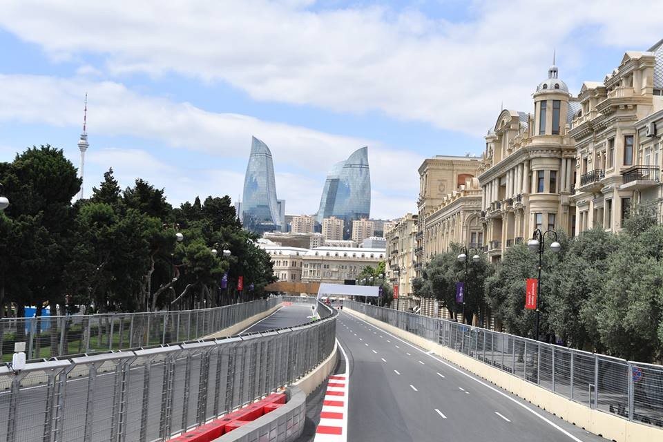 “Formula-1” ilə bağlı Xəqani küçəsində baryerlər qoyulur