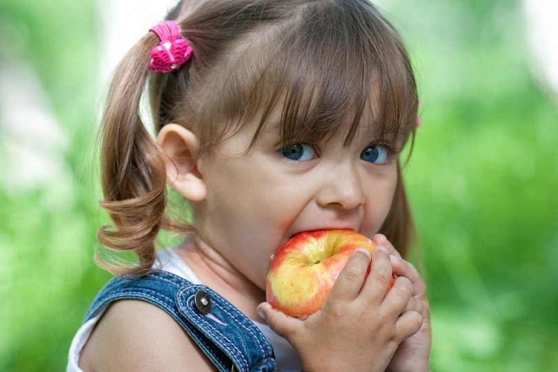 “Marketlərdə satılan meyvə-tərəvəzin heç birində vitamin yoxdur” – Pediatrdan vacib məsləhətlər