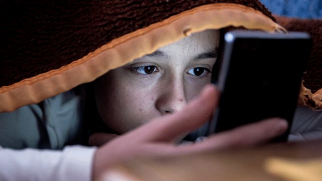 Azyaşlı uşaqları Facebook-a buraxmayın, ekspertlər xəbərdar edir