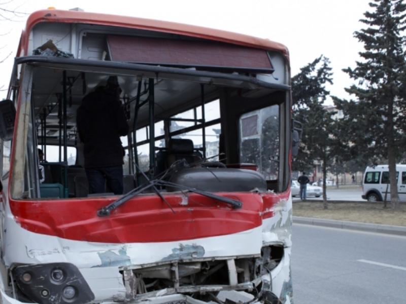 Masazırda ağır qəza: Sərnişin dolu avtobus divara çırpıldı – VİDEO