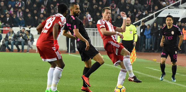 “Qalatasaray” liderlik şansını əldən verdi – VİDEO