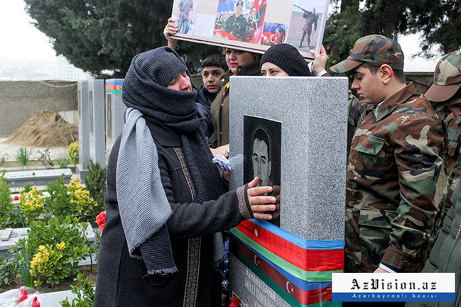 Anası Mübariz İbrahimovun məzarı başında – FOTOLAR