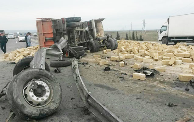 Bakıda ağır qəza — “KamAz” daş hasara çırpıldı, yaralananlar var – VİDEO