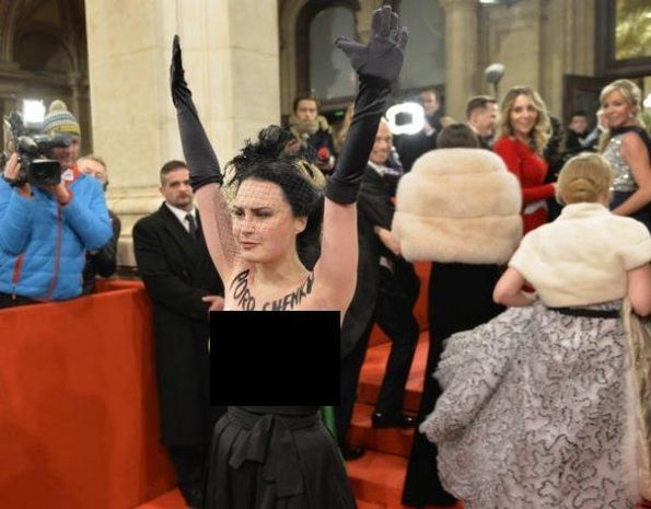 “Femen” fəalı Poroşenkoya görə Vyana balında soyundu – FOTO (18+)