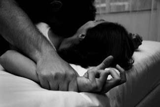 Bakıda daha bir dəhşət: Pornoqrafiya həvəskarı qızını zorladı