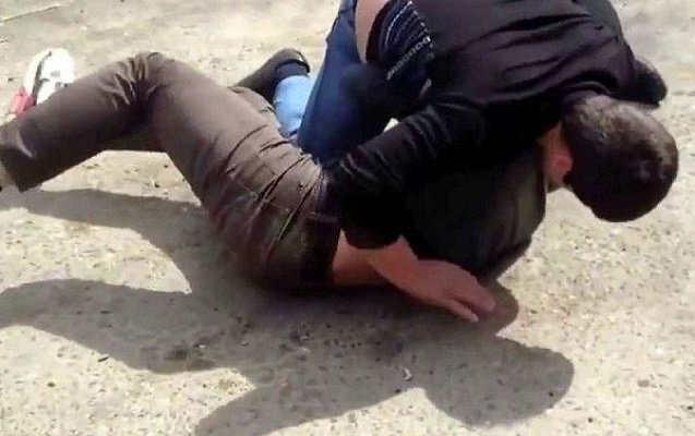 Sevdiyi ilə görüşdü, qızın qohumları tərəfindən kötəkləndi