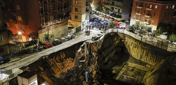Romada yol çökdü: 6 avtomobil çuxura düşdü, 20 ailə evindən oldu – FOTO