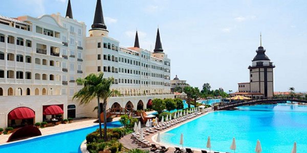 Azərbaycanlı iş adamı milyardlıq otelini 3 dəfə ucuza satır