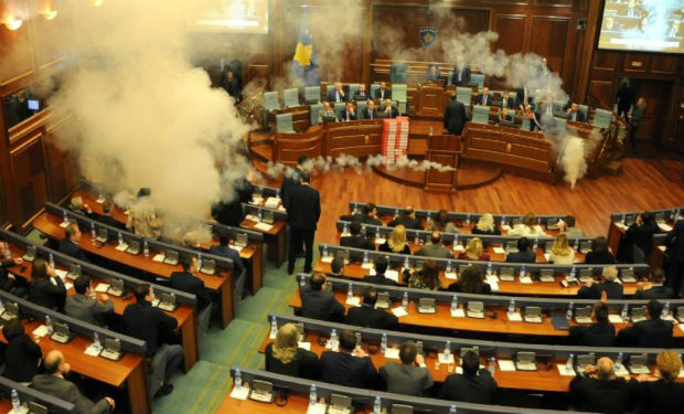 Parlamentə qaz bombası atıldı