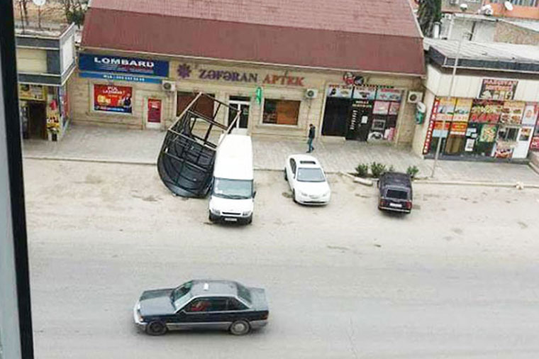 Güclü külək dayanacağı maşının üzərinə aşırtdı – FOTO