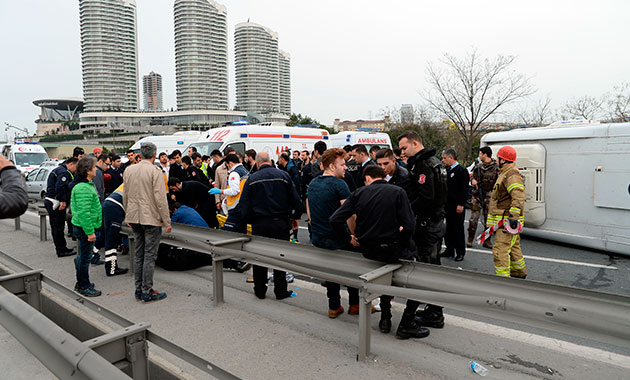 Polisləri daşıyan avtobus qəza törətdi, 8 polis yaralandı – FOTO