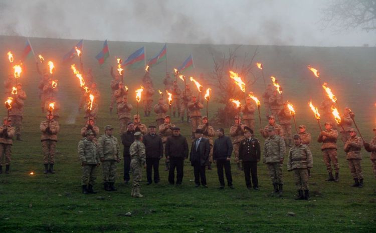 Hərbi qulluqçular məşəllərlə “Qanlı dərə”yə yürüş ediblər – FOTO
