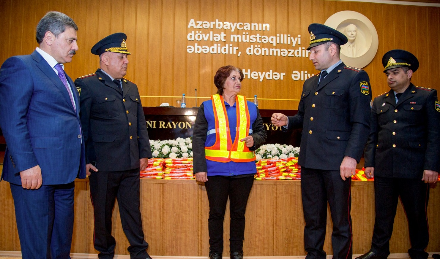 Yol polisi süpürgəçi qadınlara xüsusi geyim verdi  – FOTO – VİDEO