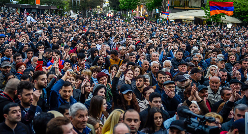 Ermənistanda Sarkisyana etiraz edən tələbələri döyüb oğurlayırlar – FOTO