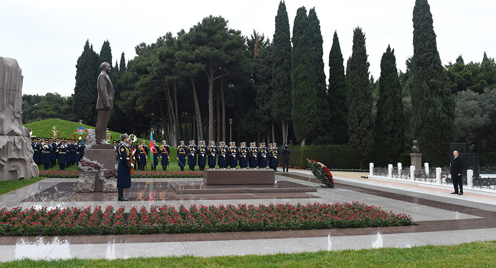 İlham Əliyev ümummilli lider Heydər Əliyevin məzarını ziyarət edib