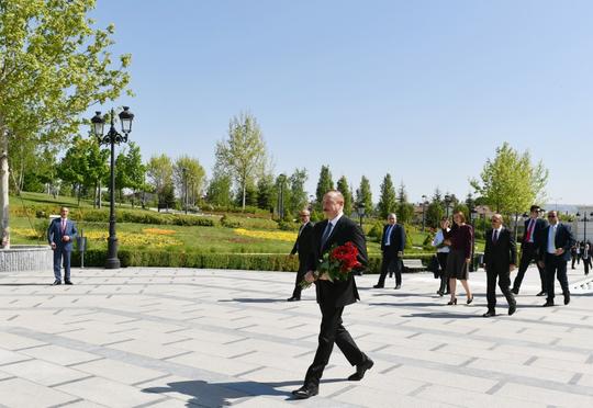 İlham Əliyev Ulu Öndərin abidəsini ziyarət etdi