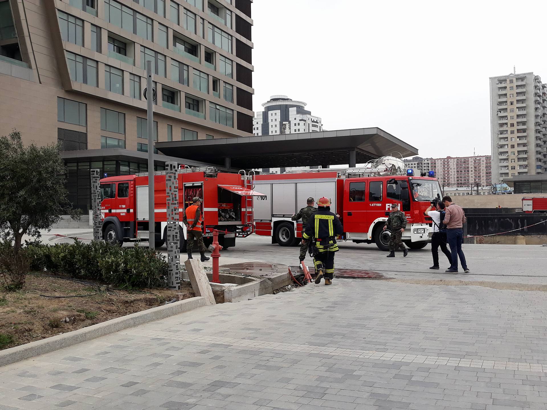 Bakıda binada başlayan yanğın söndürülüb – YENİLƏNİB – FHN