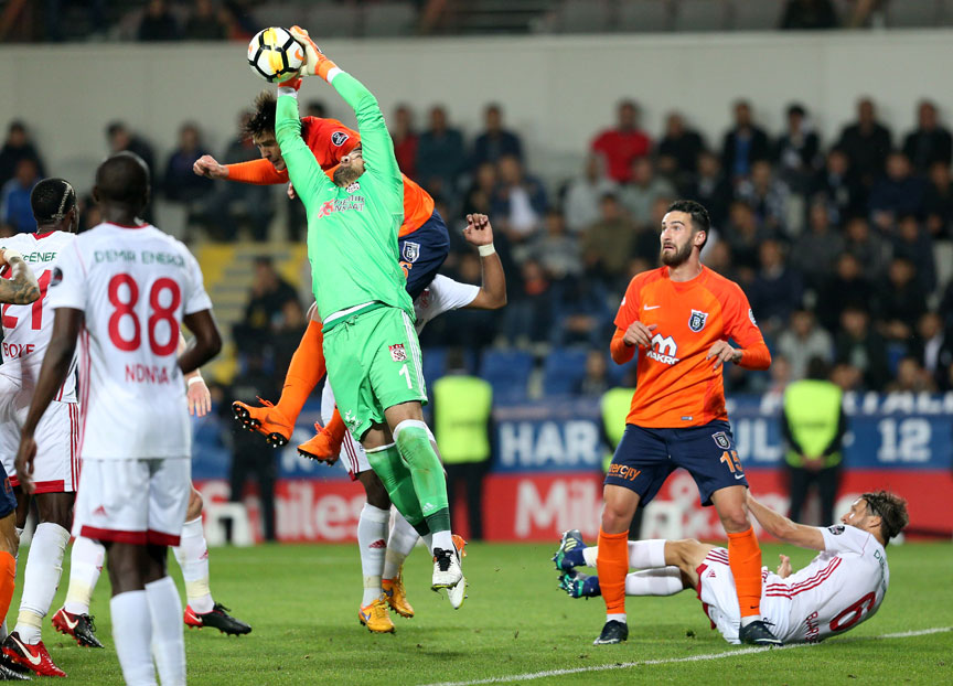 Məşhur futbolçu hakimi döymək istədi – STADİONDAN QOVULDU – FOTO