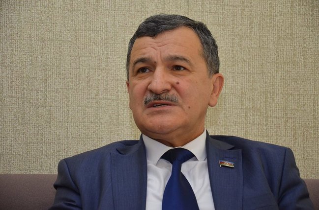 Azərbaycanda millət vəkili tələbələrin qarşısına belə çıxdı – FOTO