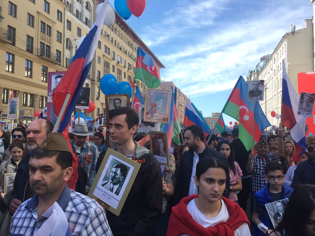 Moskvanın mərkəzində Azərbaycan bayraqları dalğalanır – FOTO