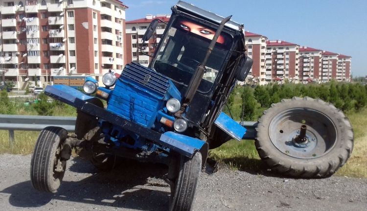 Bərdədə qatar traktoru vurdu