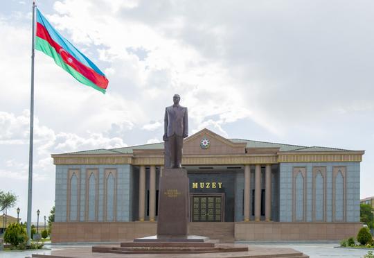 Azərbaycan prezidenti Naxçıvanda Heydər Əliyevin abidəsini ziyarət etdi