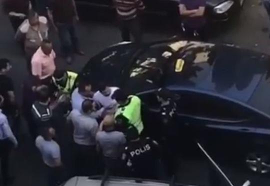 Yol polisi ilə sürücü arasında insident – VİDEO