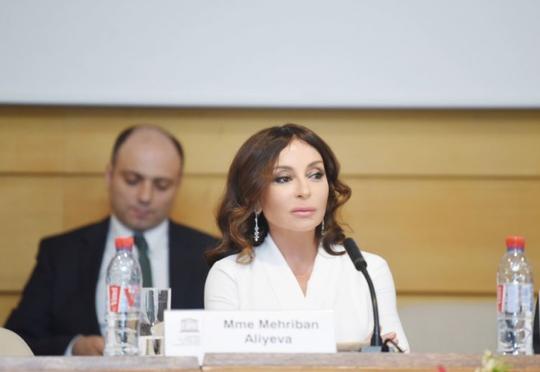 Mehriban Əliyeva UNESCO-nun baş qərərgahında keçirilən konfransda iştirak edir