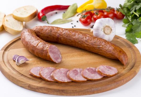 Kolbasa-sosiska reklamları yığışdırılır