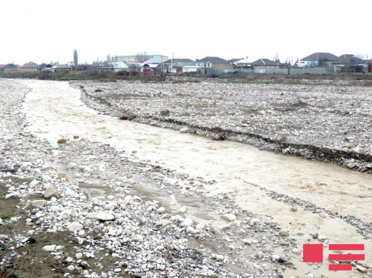 Şamaxıda sel körpünü dağıdıb, avtomobili aparıb