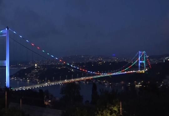 İstanbul körpüsü Azərbaycan bayrağının rənglərinə büründü