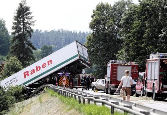 Məktəbliləri daşıyan avtobus qəza törətdi – 48 ölü