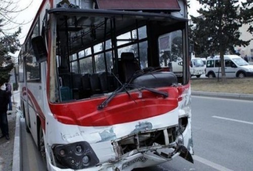 Bakıda avtobus sürətlə dayanacağa çırpıldı – Ölən var