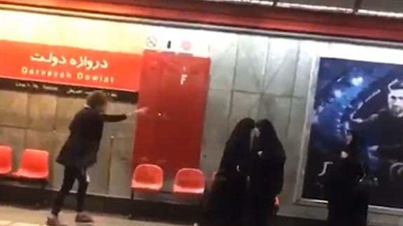 Hicabsız iranlı qadın metroda polisləri təpiklədi – VİDEO