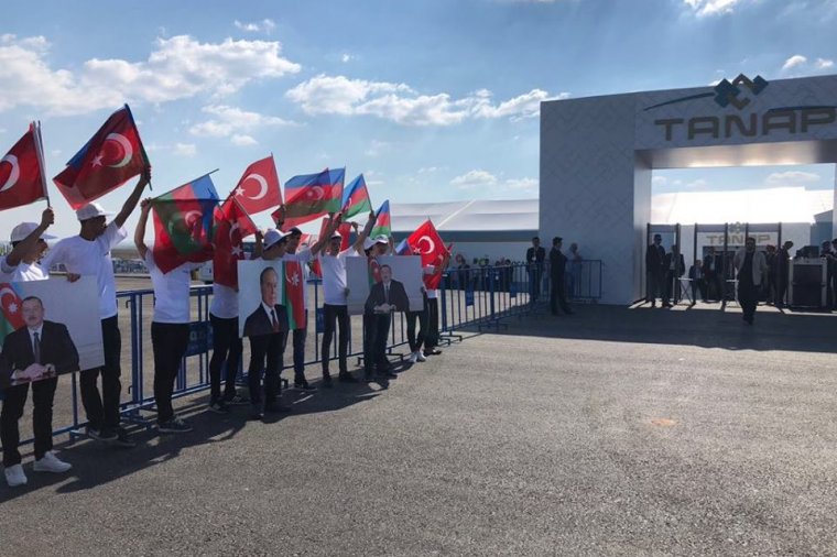 Azərbaycan şirkəti prezidentləri bayraqlarla qarşıladı