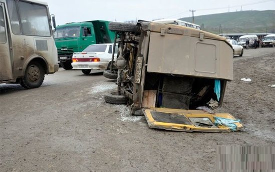 Tovuzda mikroavtobus qəzaya uğrayıb