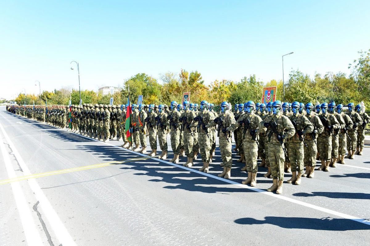 Azadlıq meydanında hərbi parad başlayıb