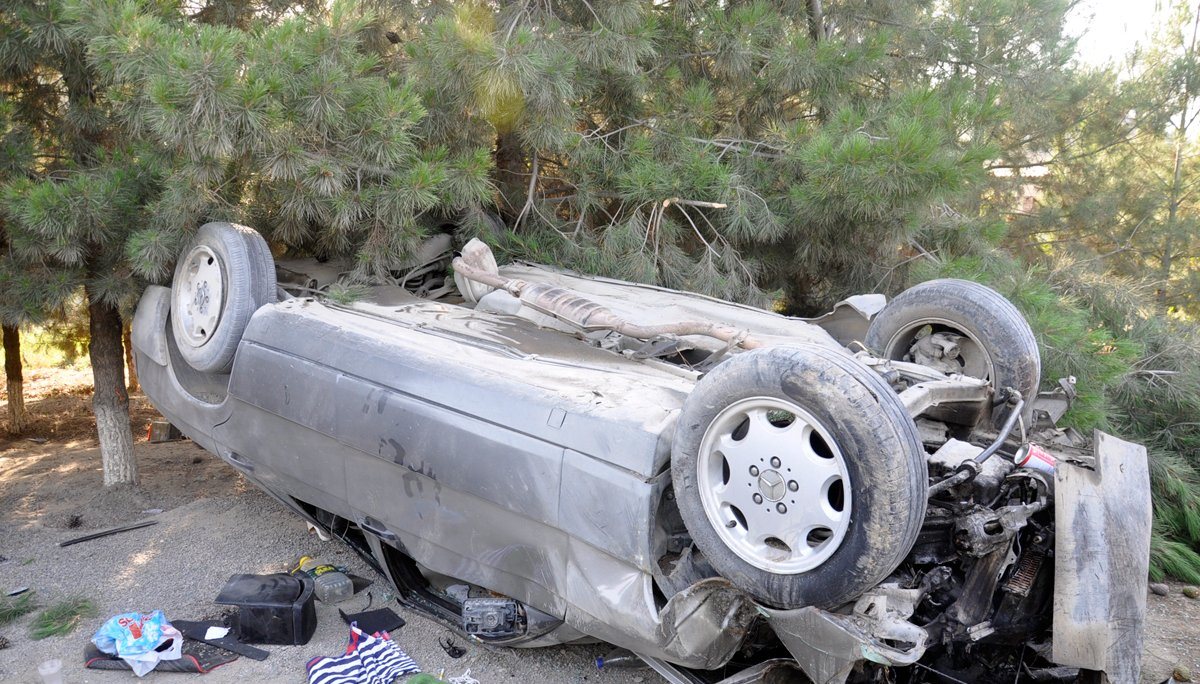 “Mercedec” dirəyə çırpılaraq alışdı: içindəki diri-diri yandı