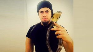 Azərbaycanlı illüziyaçını kobra ilanı vurdu – FOTO