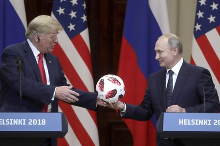 Putin Trampa DÇ-nin rəsmi topunu hədiyyə edib